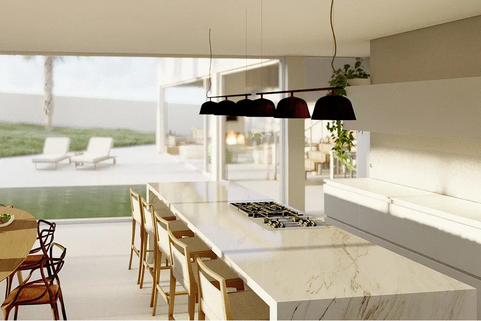 Cocina moderna con una isla de mármol, cocina de gas y taburetes de madera. Los amplios ventanales dan a un patio con sillas de jardín, lo que crea un ambiente luminoso y diáfano.